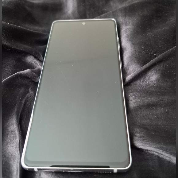 Samsung Galaxy S20 FE Unlocked From AT&T Black Smartphone with Case Included - Picture 4 of 5